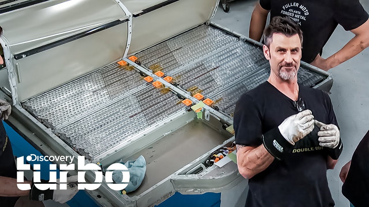 Equipe desmonta uma bateria de carros da Tesla | Mestres da Mecânica | Discovery Turbo Brasil
