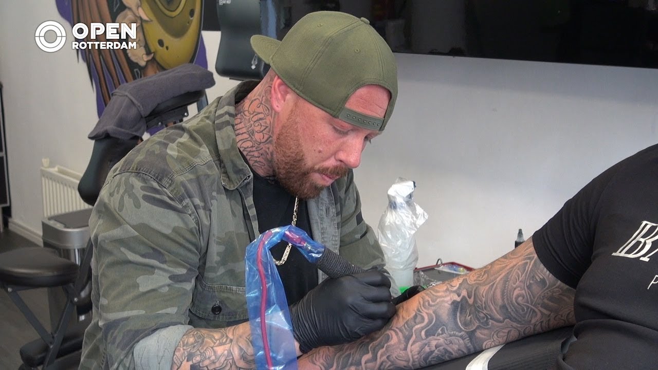 010nu- Ritchie Sean kreeg tatoeëren met de paplepel ingegoten