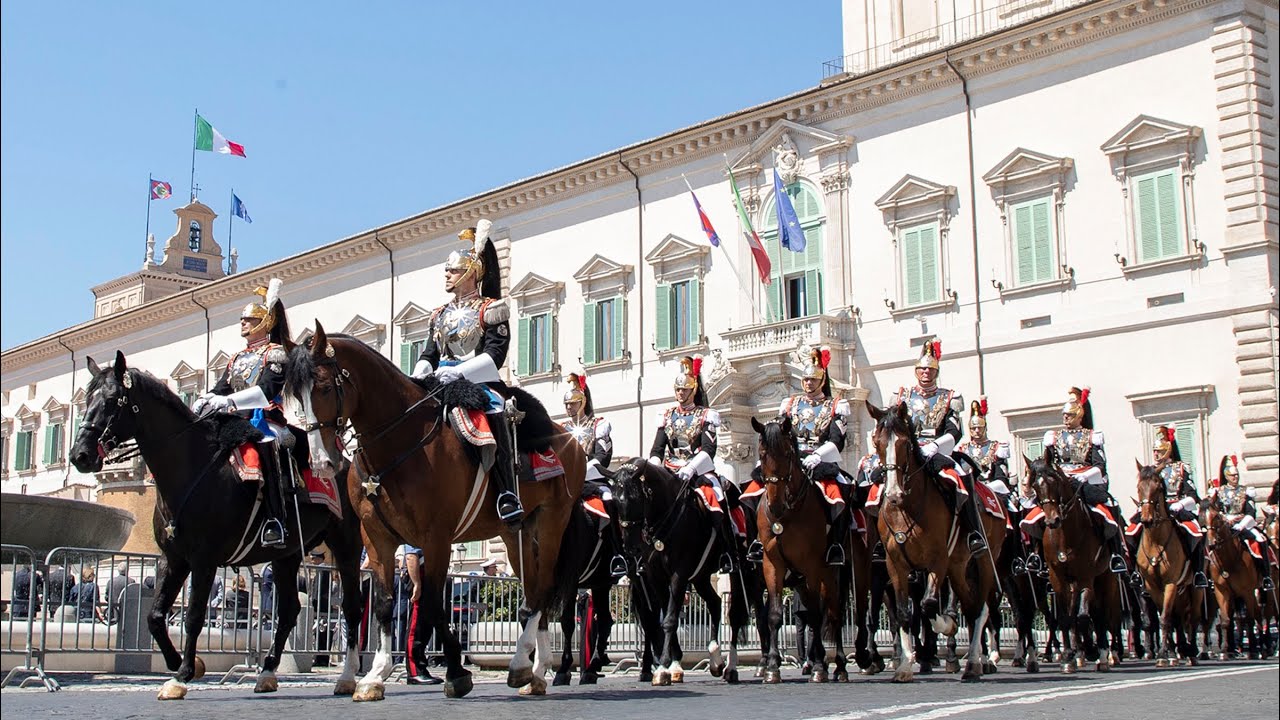 Mattarella al cambio della Guardia d’Onore per il 76° anniversario della Festa della Repubblica