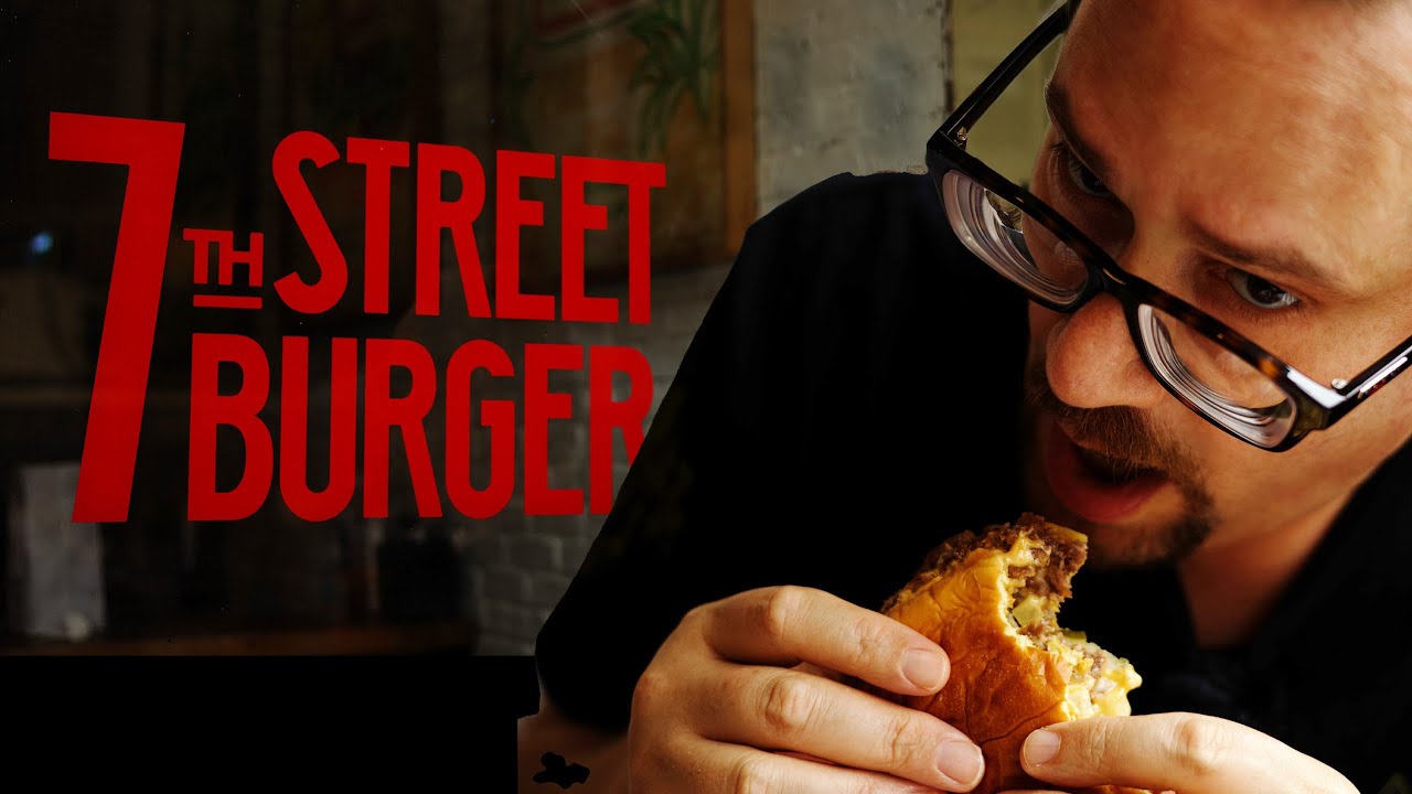 Best Burger Place in New Yorks Upper Westside Manhattan. ( 7th Street Burger).#burger
