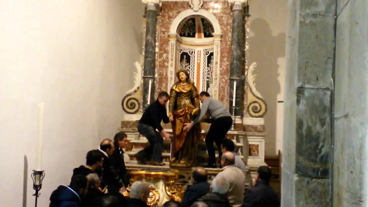Al&igrave; S  Agata riposta sull'altare