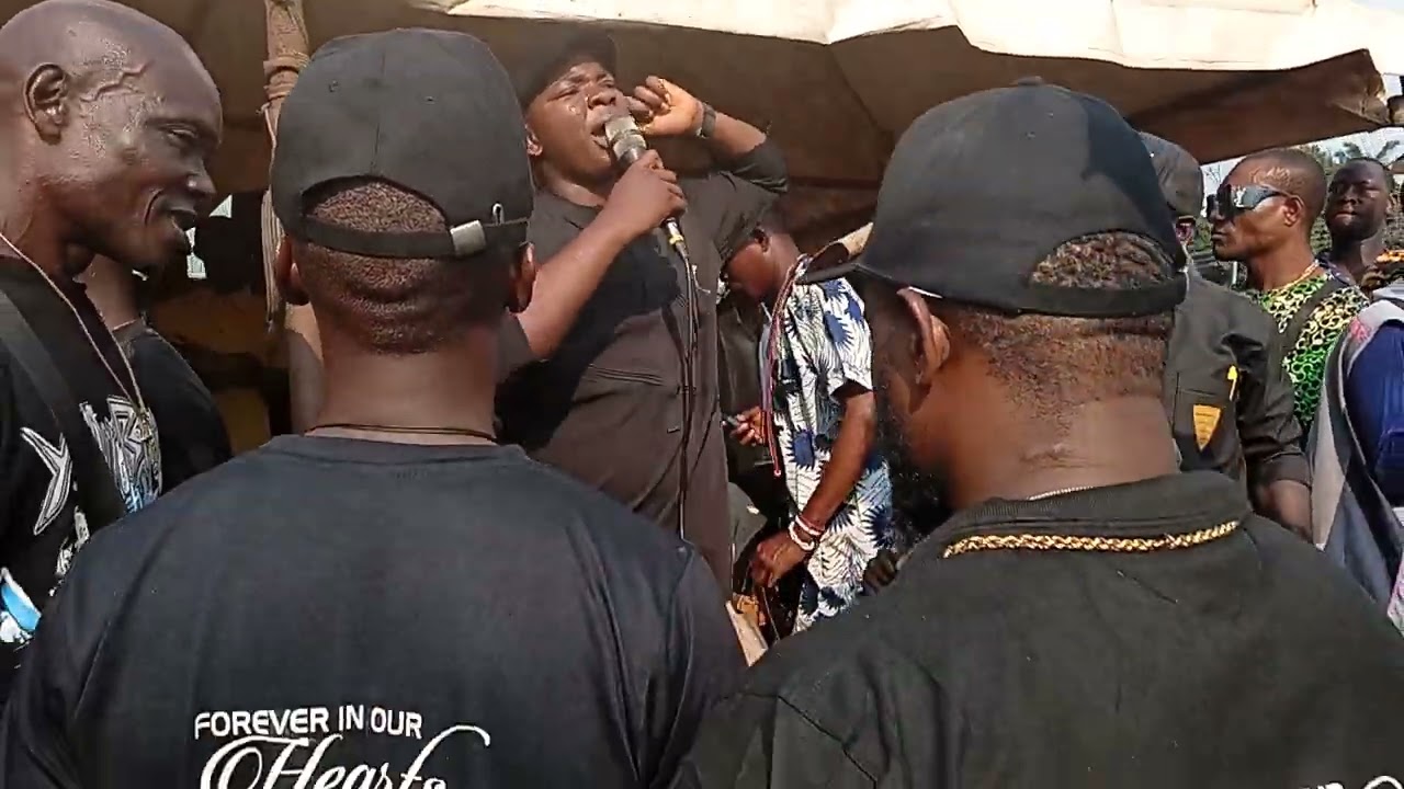 IKA MUSICIAN IKE SPACO SECOND SON PERFORM LIVE IN HIS FATHER'S BURIAL.