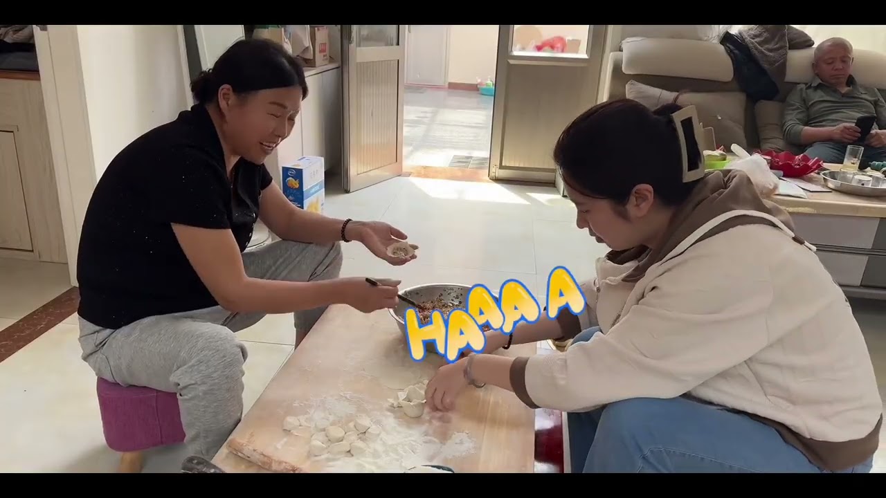 婆婆想着回来那天晚上没有给包饺子，中午给安排上。今天楠楠姐和弟弟也来了，一起尝尝这个混合肉馅儿的饺子。给冉冉嘉禾买的衣服瞅着感觉还不赖嘿嘿#记录真实生活 #日常vlog #日常分享 #婚后日常 #婆