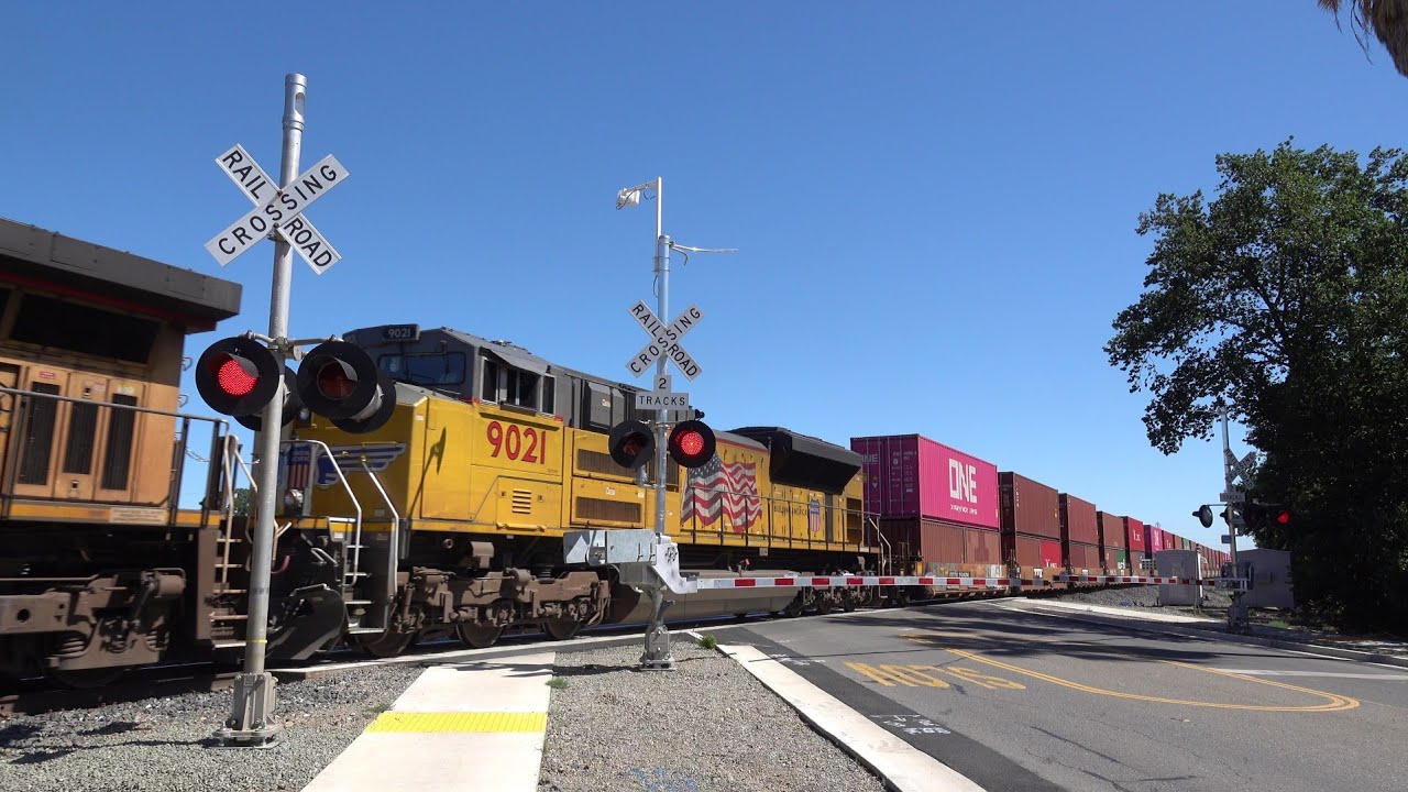 [New Signals & Setup] UP 5925 Intermodal Stack Train West, N. 1st St. Railroad Crossing, Dixon CA