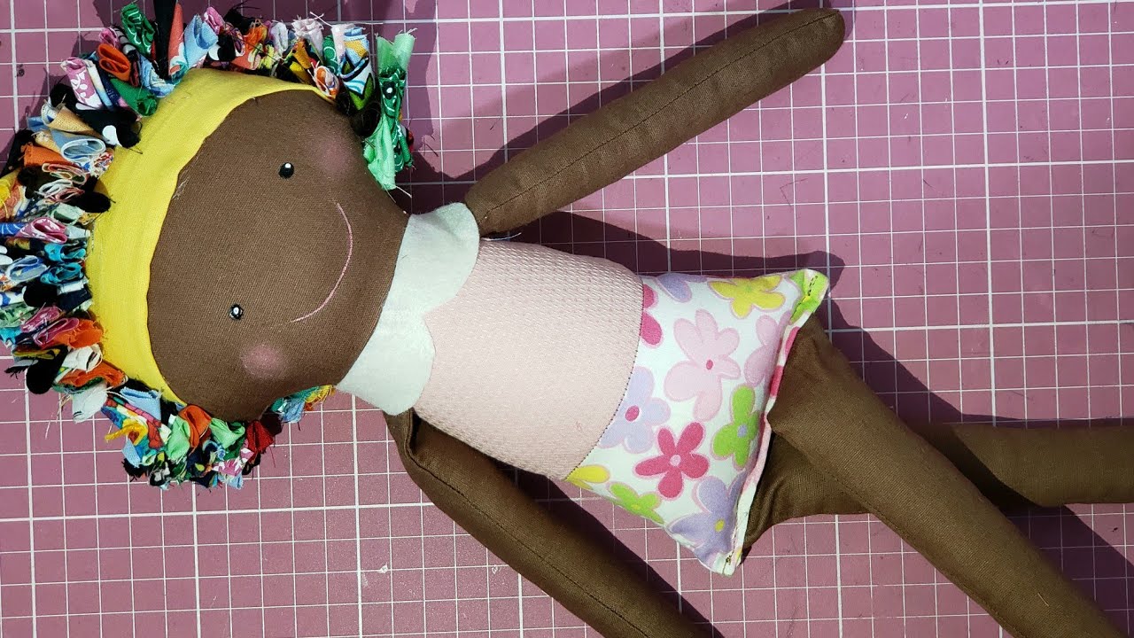 BONECA DE PANO FEITA COM RETALHOS/REAPROVEITAMENTO/RECICLAGEM/UPCYCLING/SUSTENTABILIDADE 🪡🌍