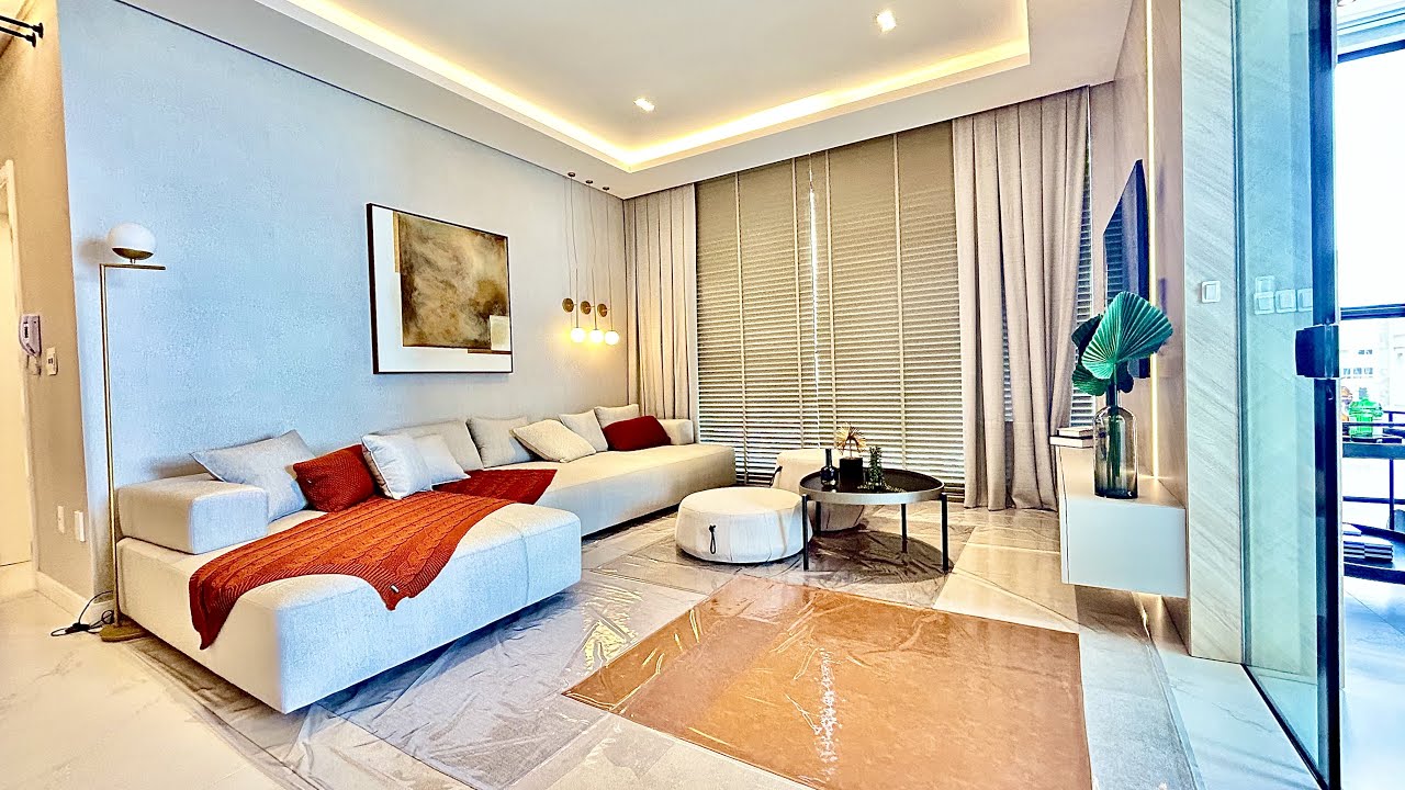 (Vendido) Show room na Quadra do mar na Meia Praia, Mobiliado e Decorado. R$ 5.990.000