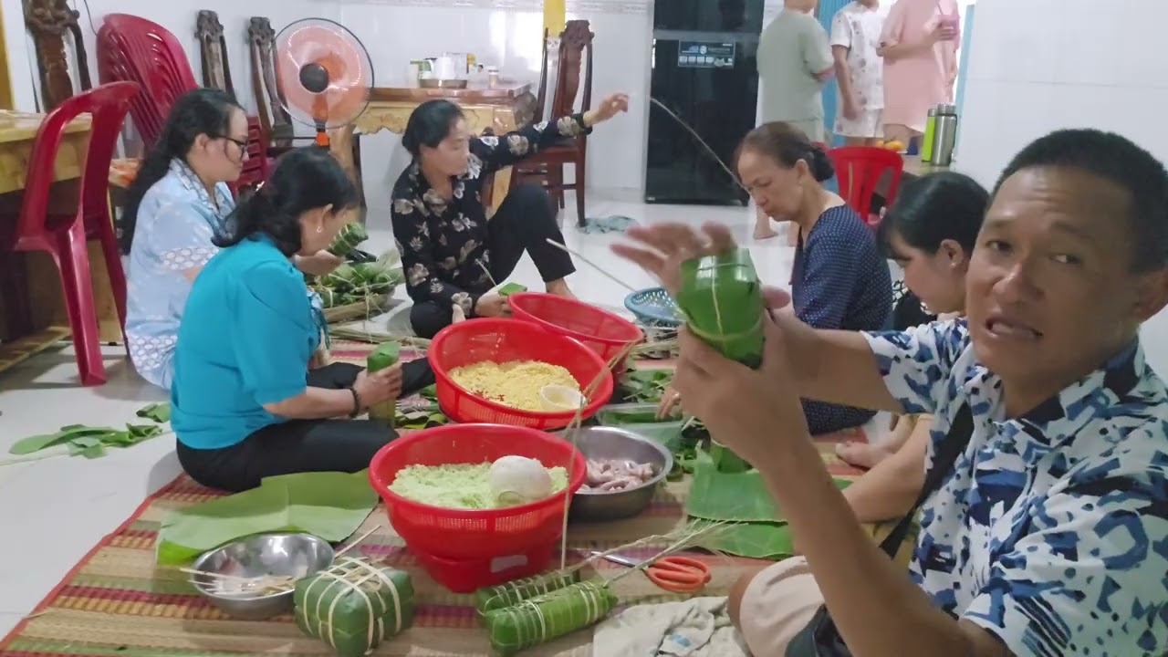 Về Nhà xem gói bánh Tết!