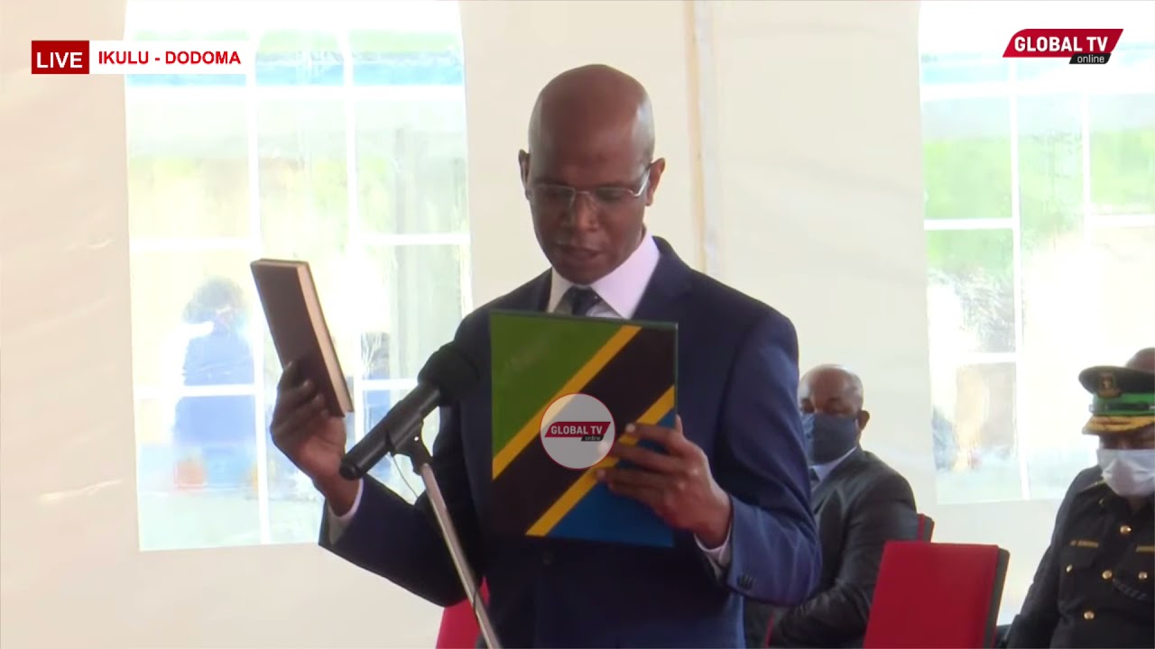 JANUARY MAKAMBA ALIVYOKULA  KIAPO MBELE YA RAIS SAMIA KUWA WAZIRI MPYA WA NISHATI..