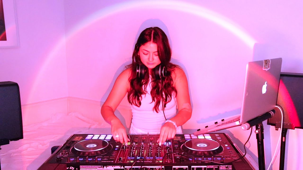The ENERGY in this DJ set is out of this world!!!