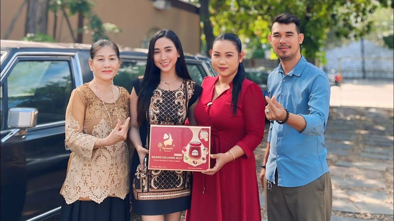 ស្រីស្អាតថតប្រម៉ូតផលិតផល