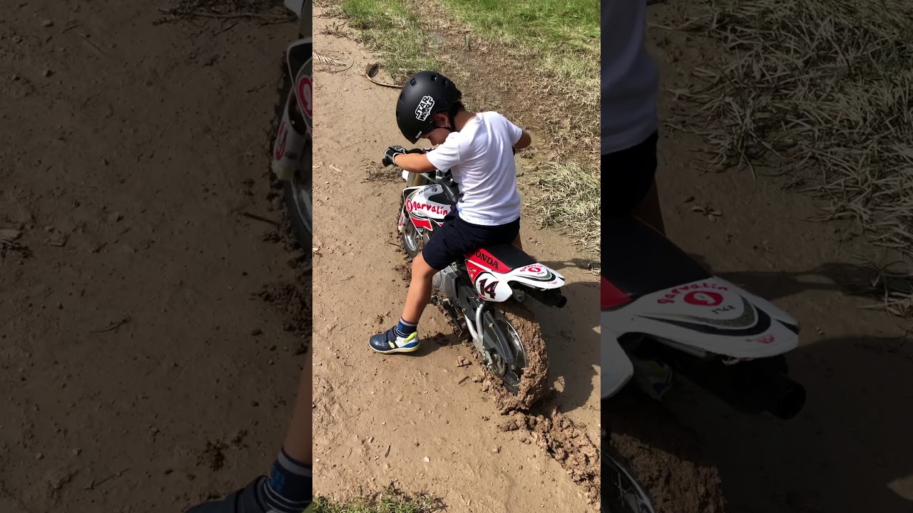 Niño con la moto en el barro