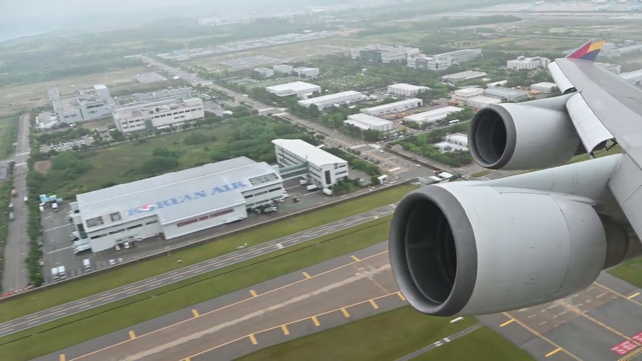 RARE! Asiana 747-400 roaring out of Incheon.