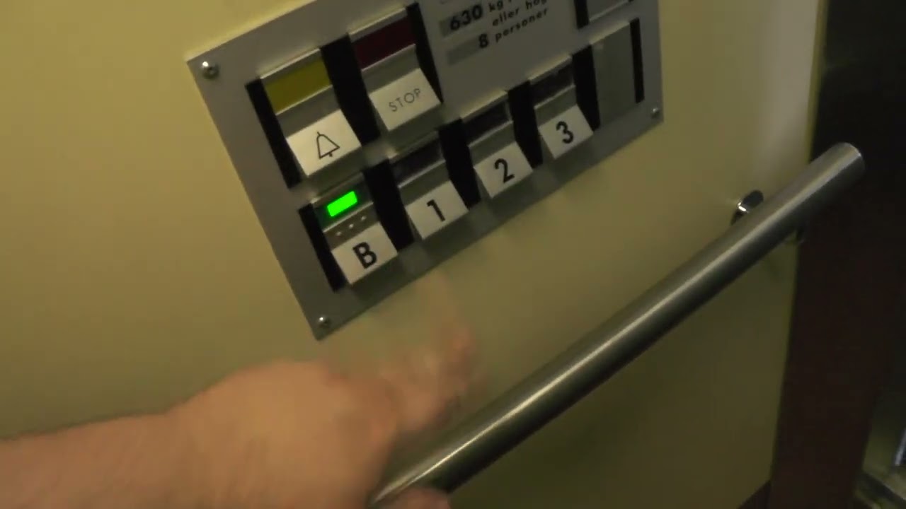 Stockholm, SWE: 1990 DEVE Hydraulic Elevator at Frimurarvägen 28