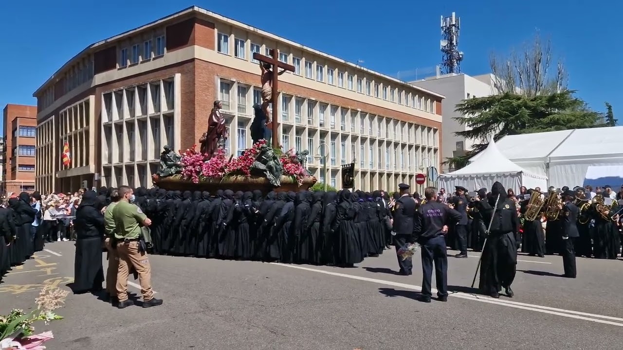 Semana Santa de León 2022. [4K]. Recogida de La Crucifixión. Marcha: Tu Consolación, mi Esperanza