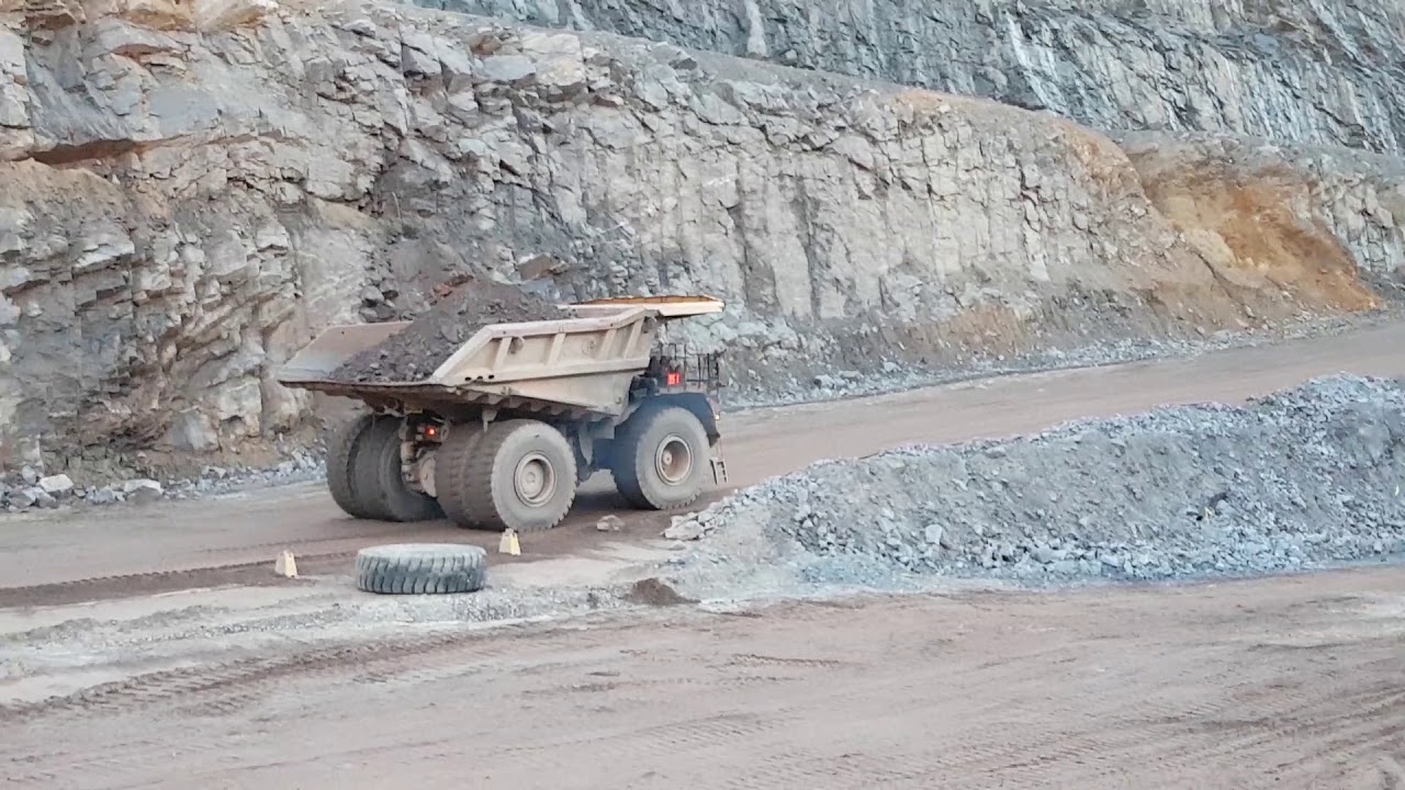 Iron minning 400 tons 797F Caterpillar