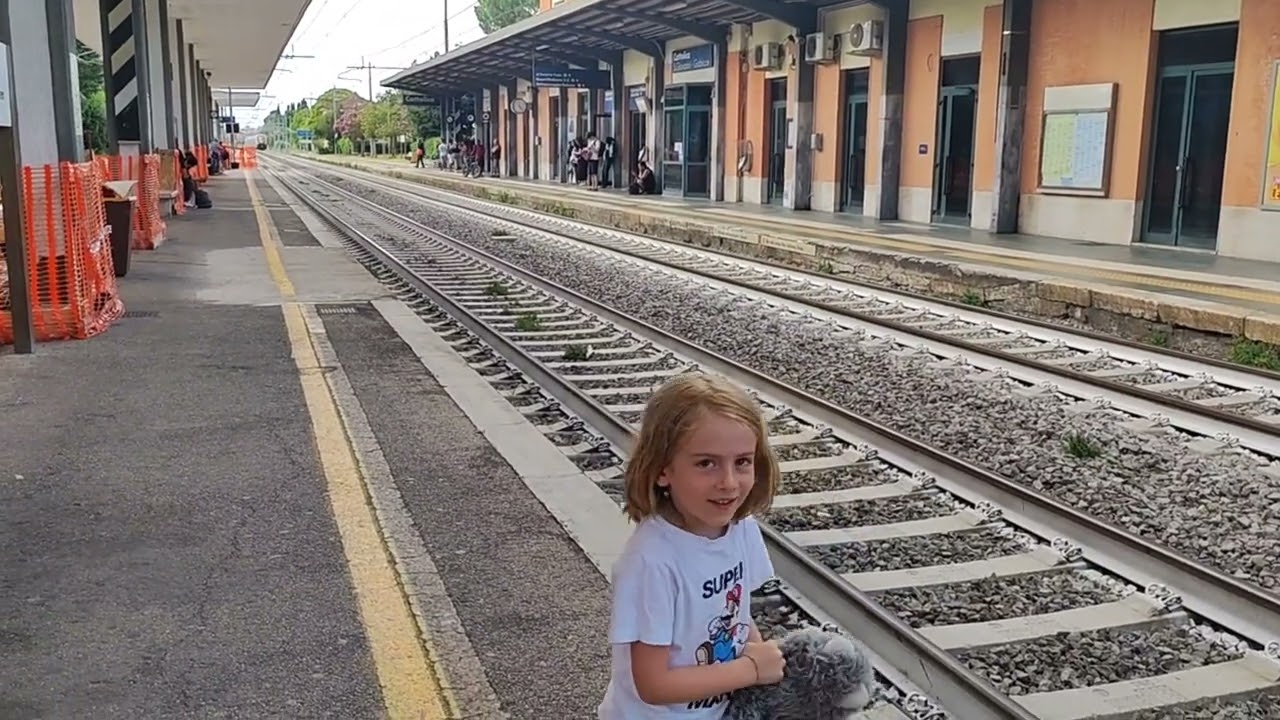 Stazione di Cattolica arrivi e partenze #enea #ai #train #trenitalia #railway #viralvideo #cattolica