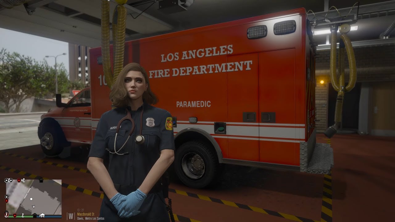 Gta 5 LSPDFR Playing As a LAFD Female Paramedic First Responder - EMS Mods