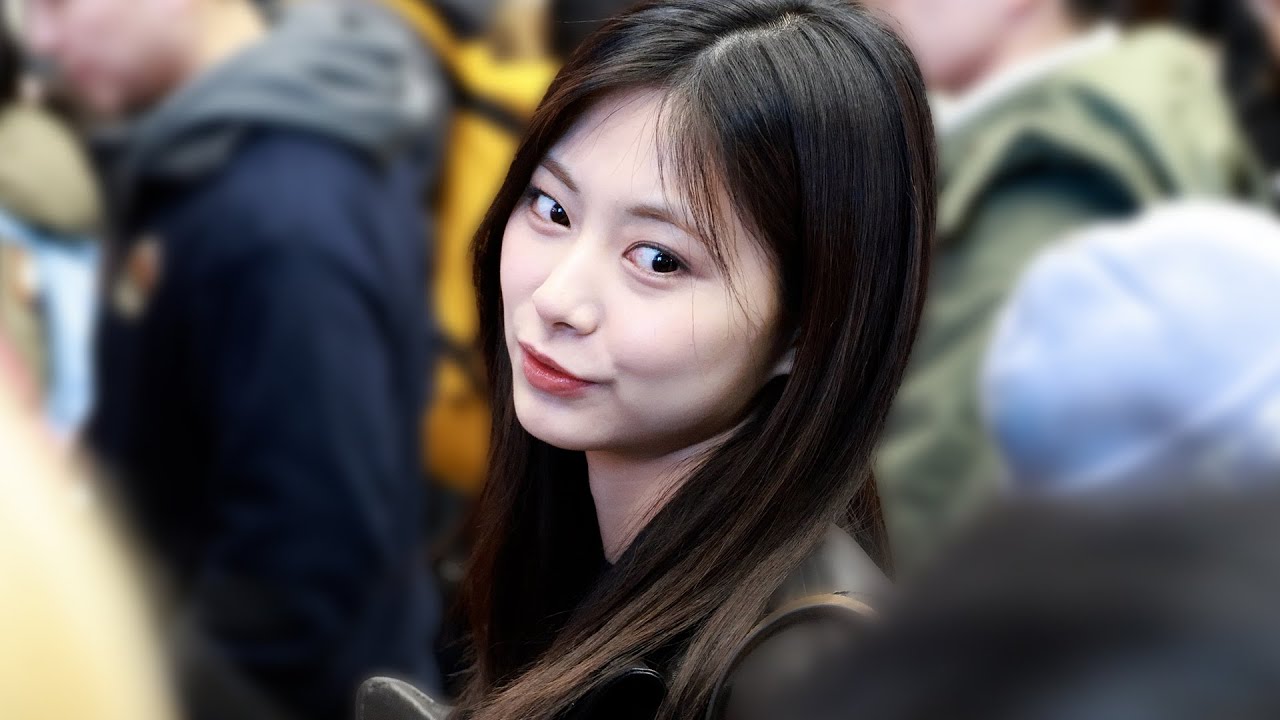 TWICE (Tzuyu) 트와이스 쯔위 출국 Departure 직캠 | 김포공항 • 241228