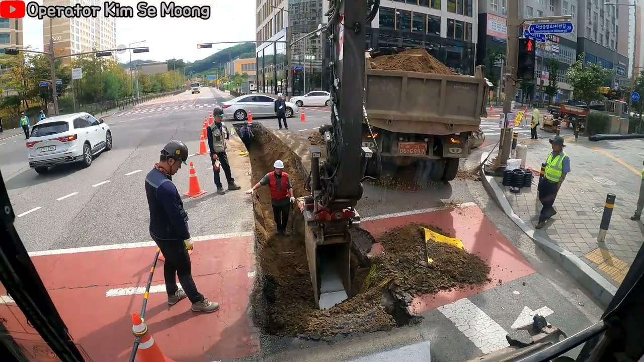 굴삭기 작업 사거리 횡단 고압전기 공사 (굴착기, tiltrotator, jk틸트로테이터, 회전링크, volvo ew150e, 3단붐)