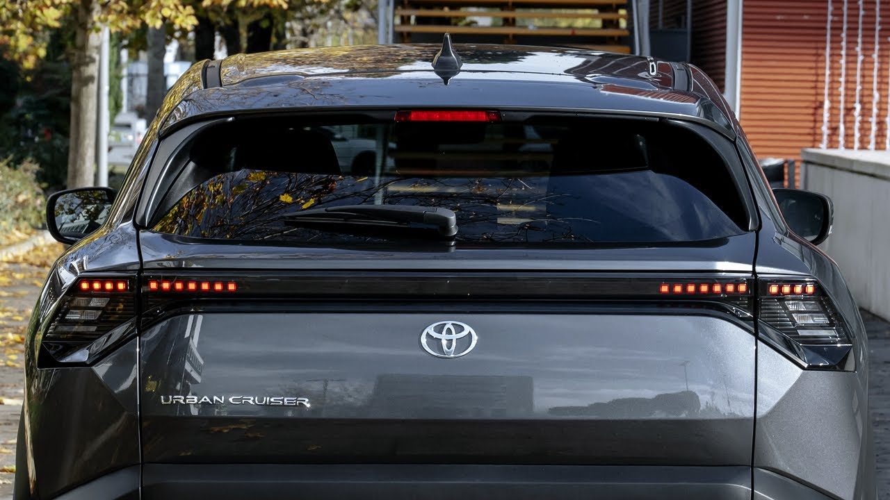 Новый Toyota Urban Cruiser FWD 2026 года (графитово-серый) — ходовые качества, экстерьер и интерьер.