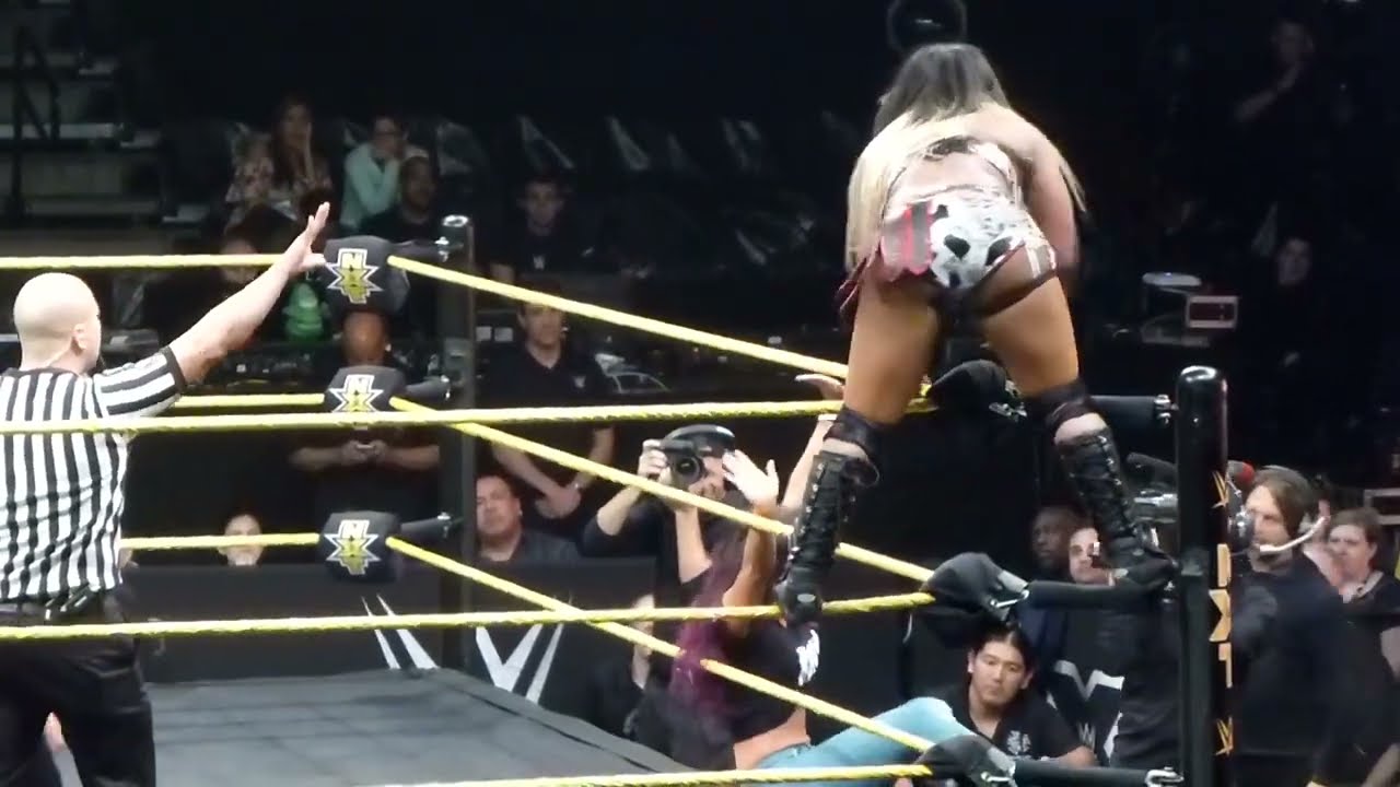 Ember Moon vs Billie Kay at NXT LIVE