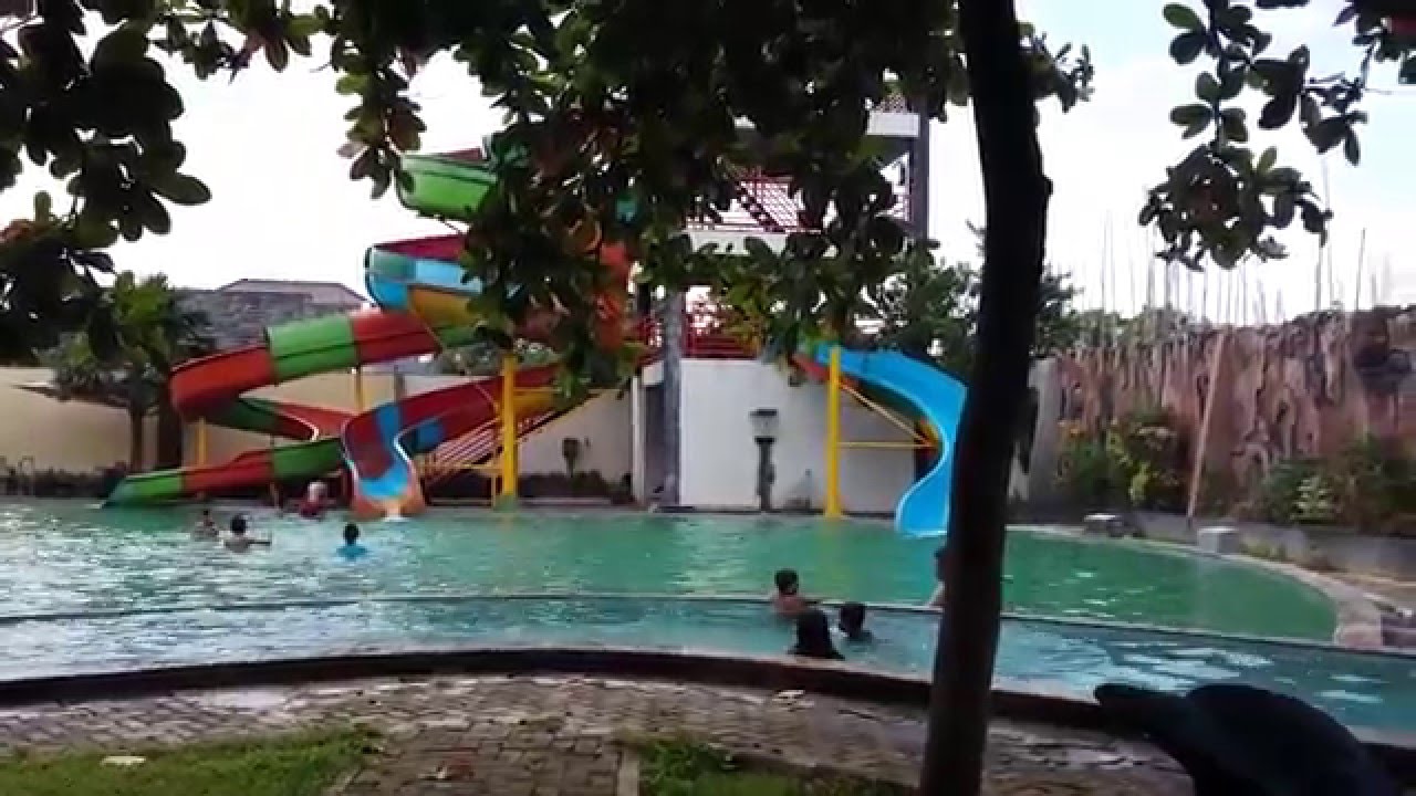 KOLAM RENANG MUSEUM KRETEK KUDUS