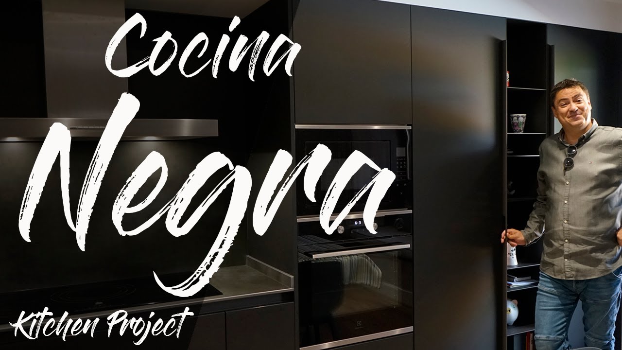 COCINA NEGRA CON ISLA Y ENCIMERA PORCELANOSA. #COCINANEGRA #XTONE