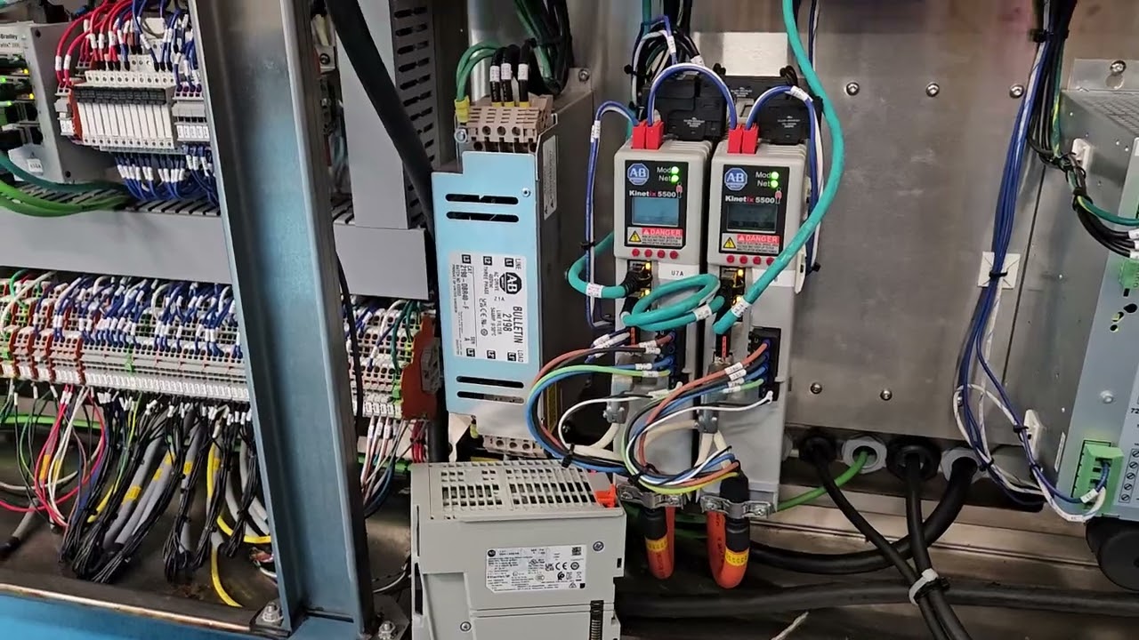 Aquí revisando que todo este bien ya que se nos avía desconfigurado la CPU 