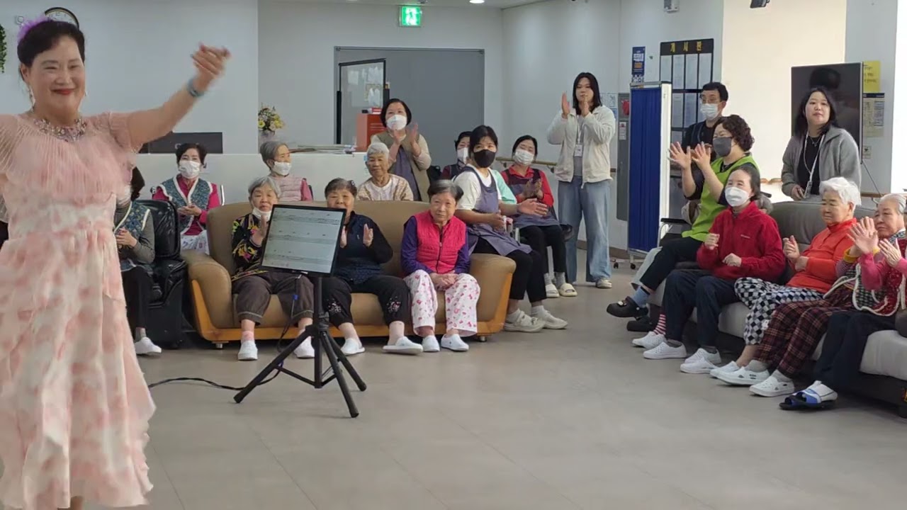 🎵동지섣달긴긴밤🎤운영단장.가수 송리나.사랑과 희망을 선사하는 어울림 한소리 예술단의 재능나눔.일곡동 헤아림요양원.2026년02월20일.가입010 4542 0219