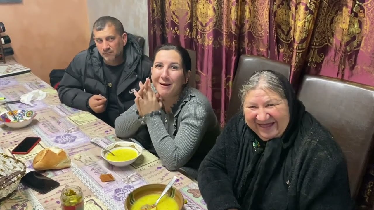 BUCĂTARUL BUCUROS CA A INVITAT PE TOȚI LA MASA