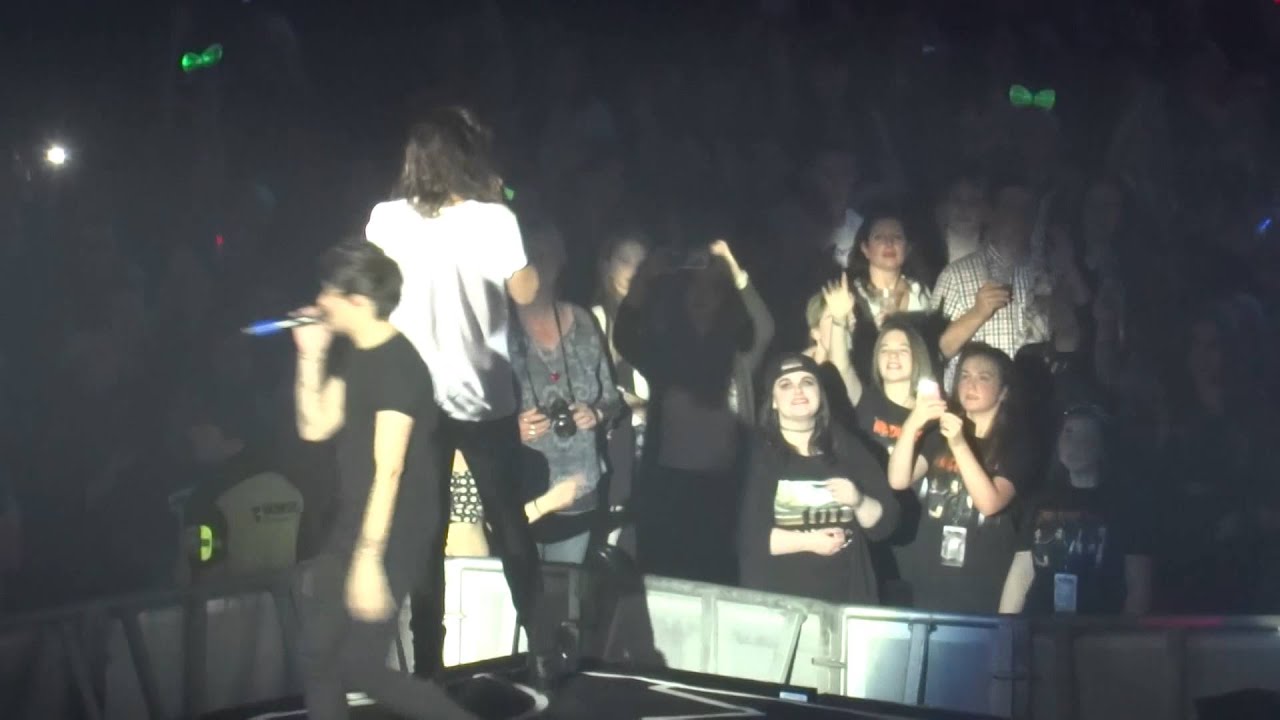 Act My Age - One Direction live - MEN Arena Manchester 03/10/2015