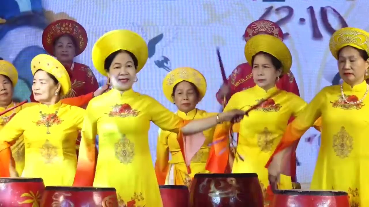 Biểu diễn trống mừng hội Quý bà tỉnh Bắc ninh