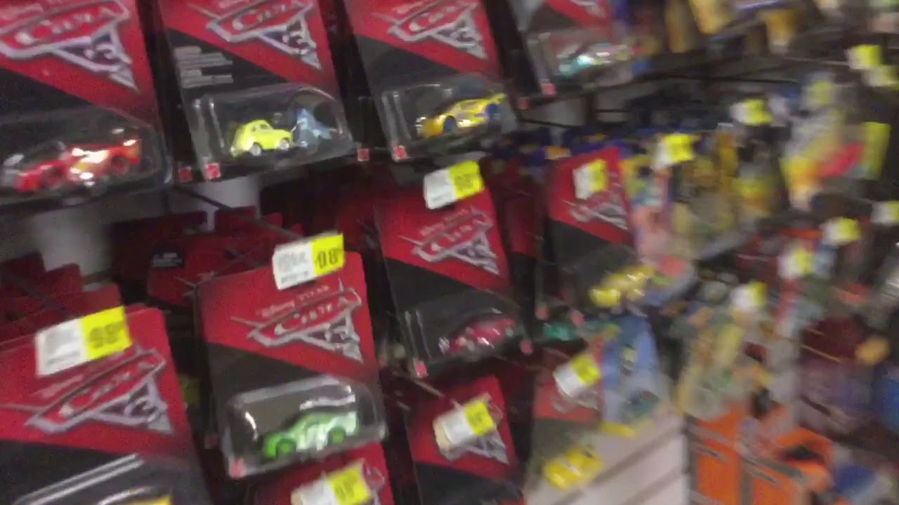 Buscando coches de cars en supermercados - Tueycarsunboxings