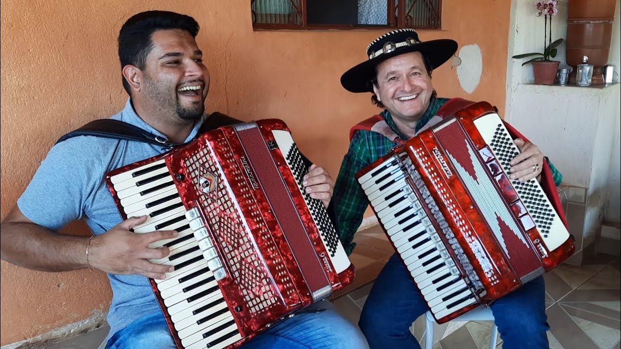 Luiz Otaviano e Xodozinho Sanfoneiro tocam um chamamé