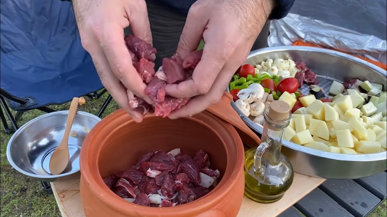 Вкусная тушеная говядина, хлеб и рис на дровах в дикой природе