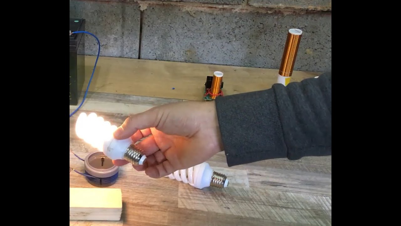 Miért világít a kezemben az energiatakarékos izzó? E-Tesla áramkört az izzó és a plazma is szereti.