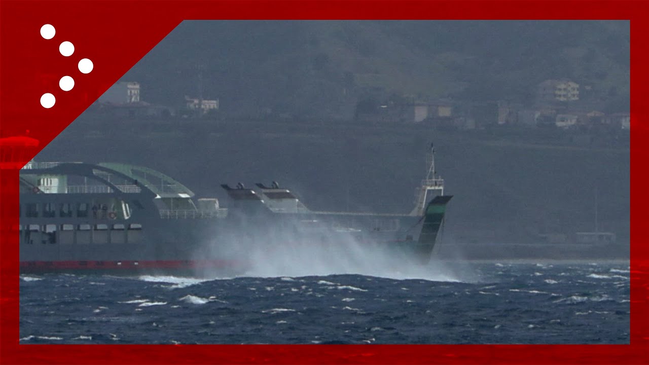 Mare mosso nello Stretto di Messina: traghetti sfidano le onde