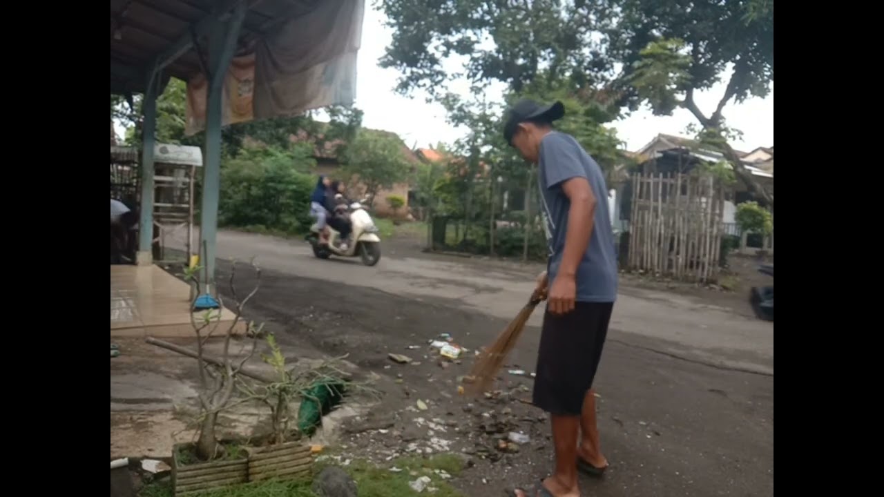 Sampah daun depan rumah diolah, jadi pupuk organik#bang ali deso