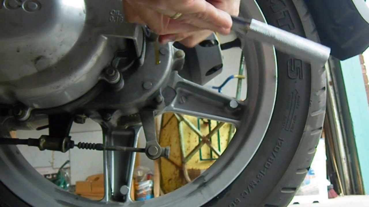 Замена масла Kymco People S 200 в двигателе и редукторе