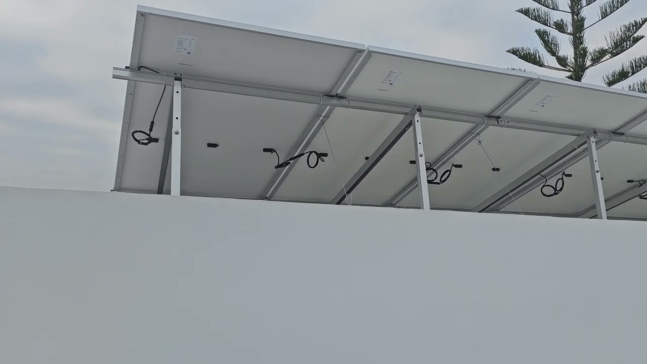 Viento en placas solares