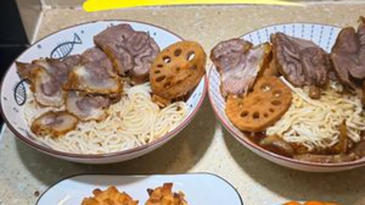 两个高中生终于熬到期末考试啦！爸爸买了牛腱子，妈妈卤一锅牛肉，再卤点素菜，就不用早起了。忙忙叨叨的老父亲，煮了儿子爱吃的牛肉面，也煮了闺女爱吃的牛肉米粉，只是洗好的油菜，又忘记放了。#陪读妈妈 ...
