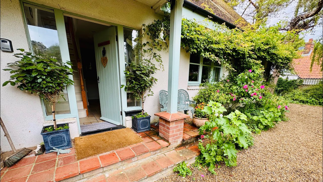 Gardener's Cottage Blakeney House Tour In June | Clean With Kate #cottagetour #englishcottage