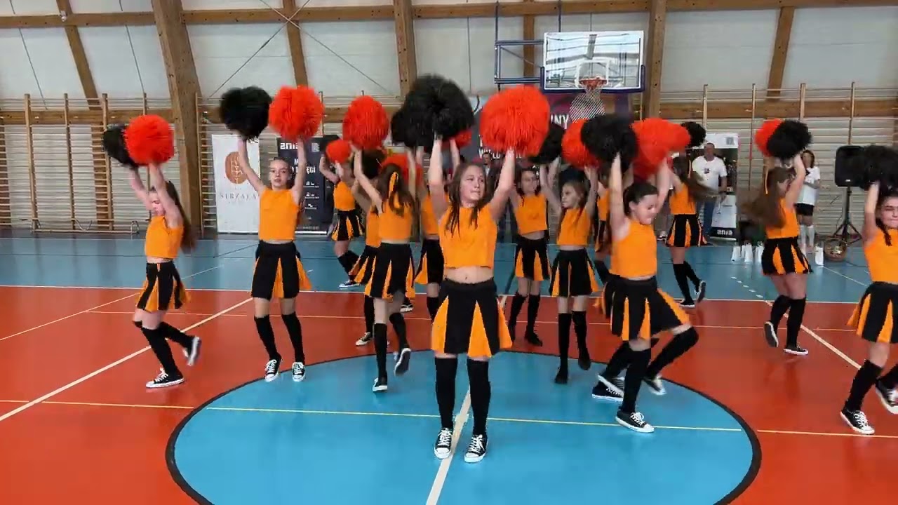 szkolna grupa cheerleaderek "Clever girls" - taniec z pomponami