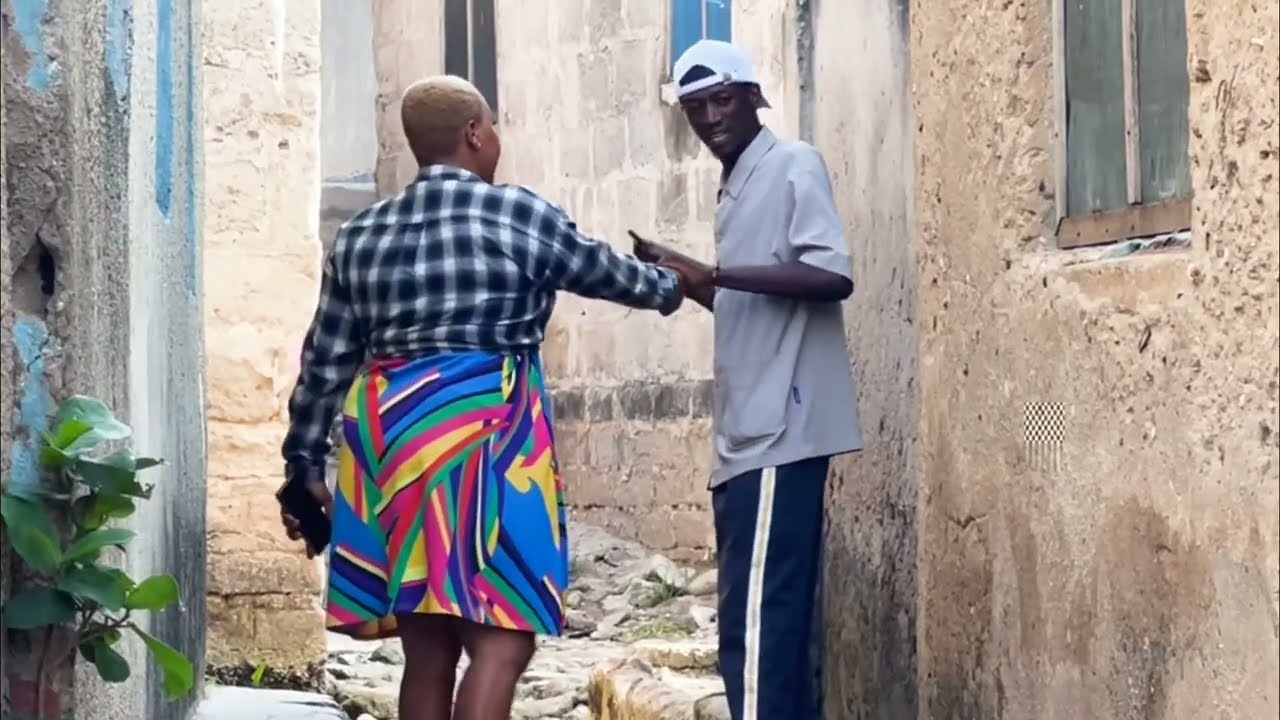 KUMBE KUTONGOZA MISHANGAZI YA MABIBO SIO KAZI NIPE HELA TWENDE UTAPAKWA MAFUTA  PRANKS FUNNY VIDEO