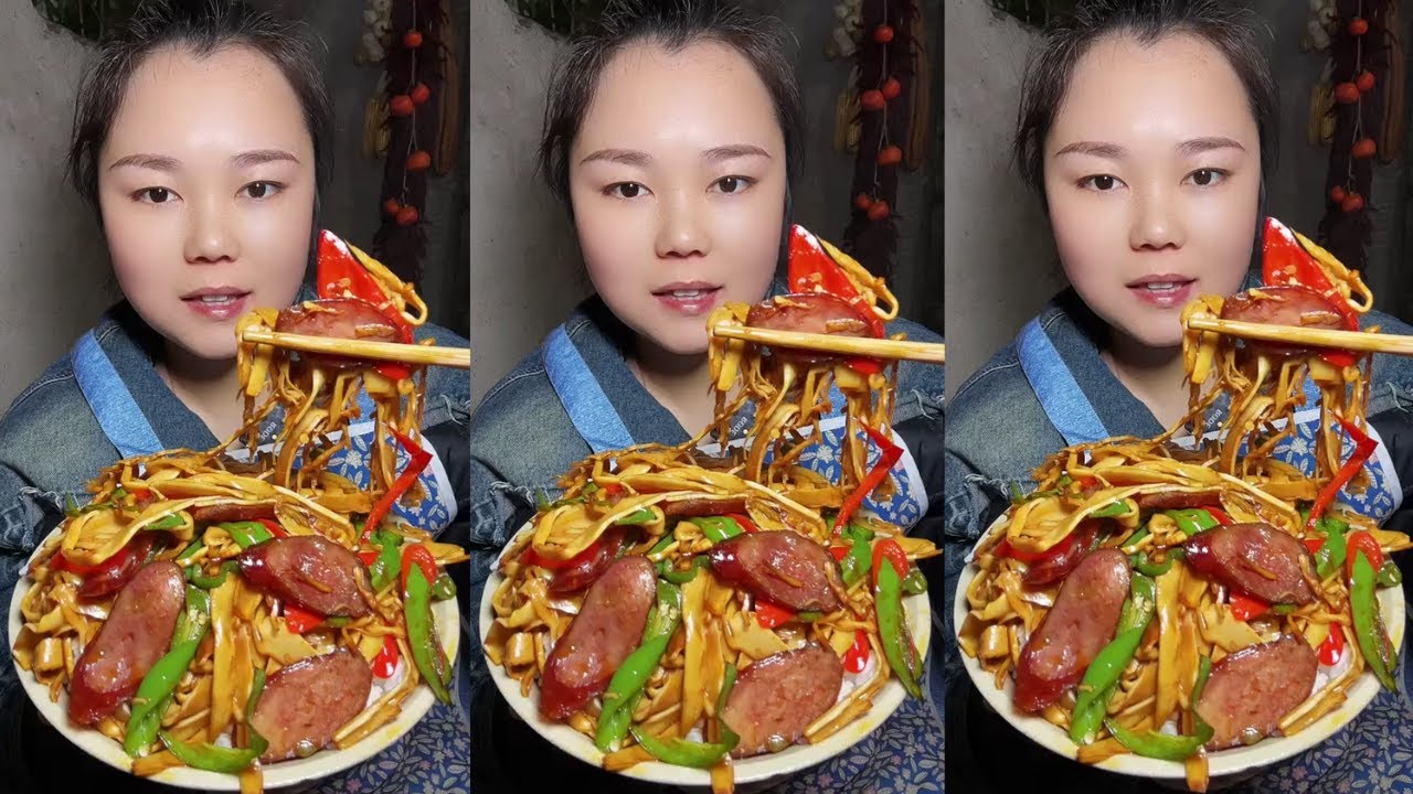 Eating Show Fried Sausages, Glutinous Rice Shoots with Spicy Papaya Shreds, Rural Spicy Food