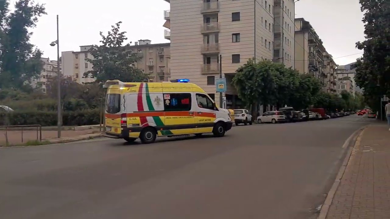 ambulanza croce verde Arcola di passaggio in via  veneto, la Spezia