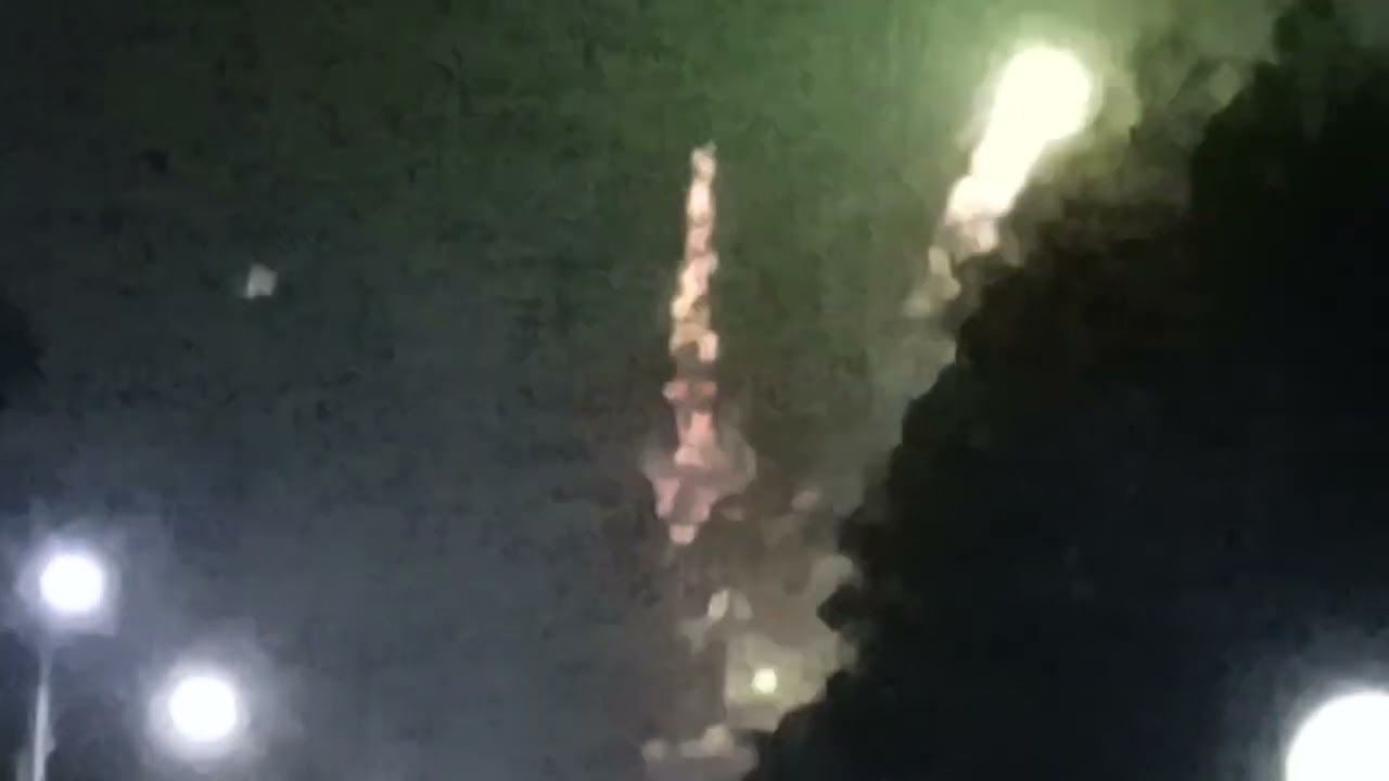 Mọi người đang chờ đợi và chúng kiến sự giao thoa Đất Trời giữa hai năm 2025 và 2026.