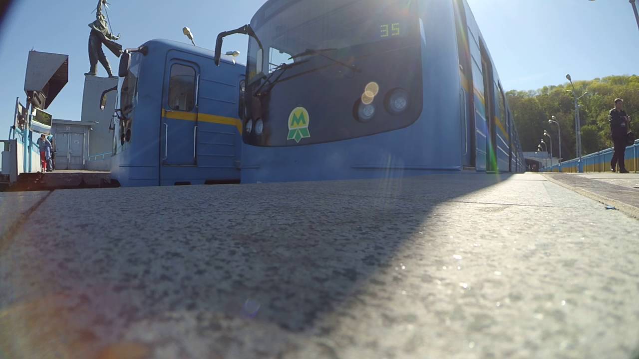 Прибуття потягу метро на станцію 