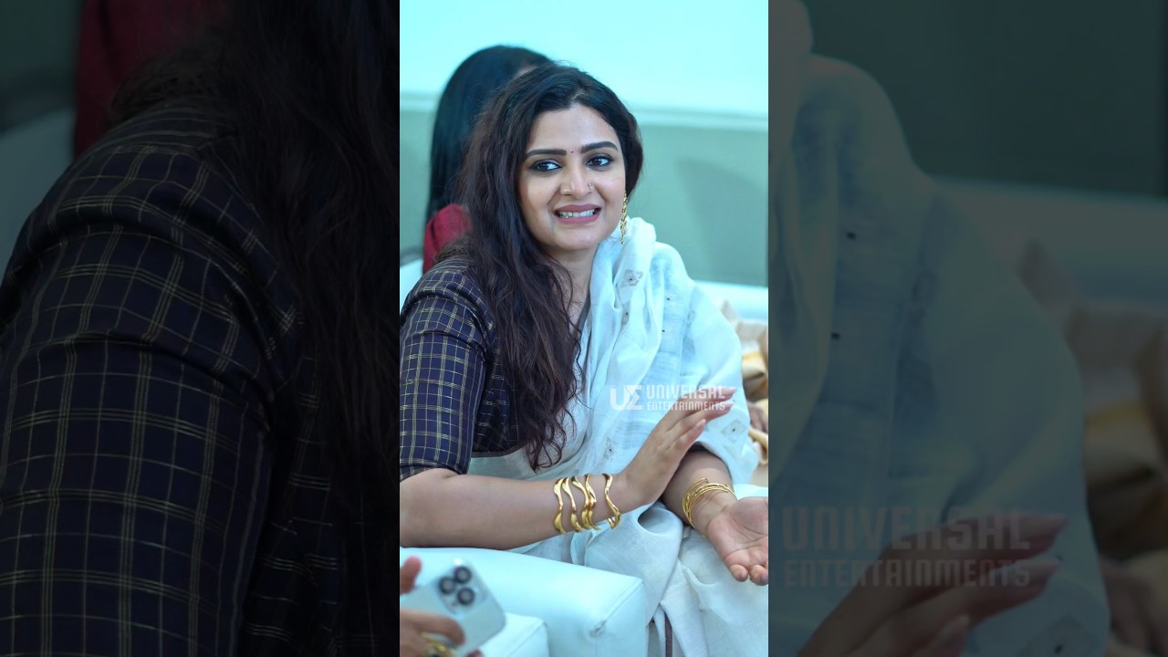 സാരിയിൽ സുന്ദരിയായി ഓണാഘോഷ പരിപാടികൾക്ക് എത്തിയ ദിവ്യാ പിള്ളൈ 