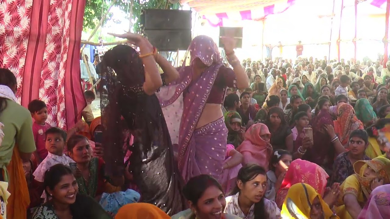 नैना मार मार कान्हा बुलाए लुंगी तोए // काली साड़ी वाली भाभी जी ने किया सुपर डांस 